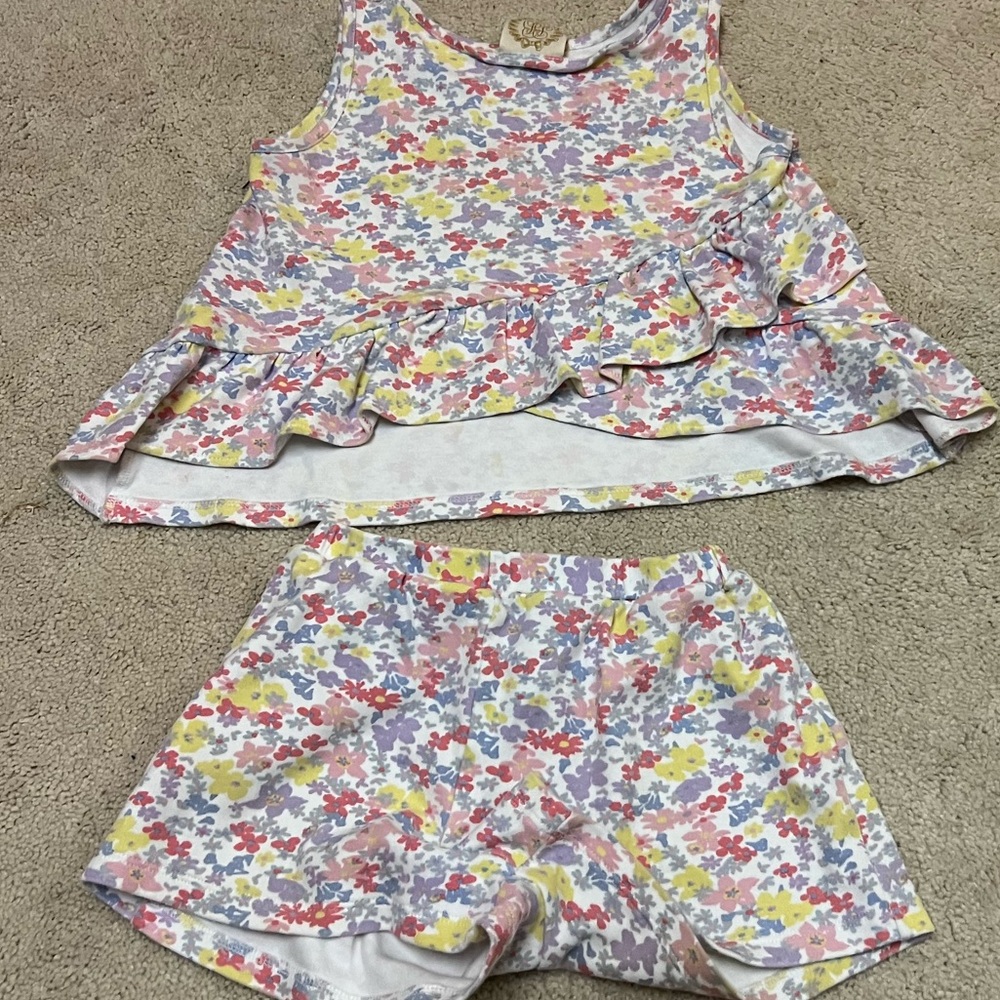 Beaufort bonnet girls size 6 outfit shorts and top.